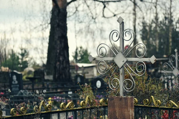 Cruces en el cementerio. Lugar sombrío de entierro de personas . — Foto de Stock