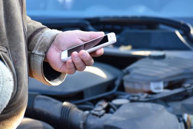 Araba servisinden bir tamirci çağır. Yardım yolda..