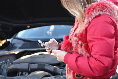 Araba servisinden bir tamirci çağır. Yardım yolda..