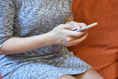 Kadın telefonda SMS yazıyor. Modern mobil iletişim.