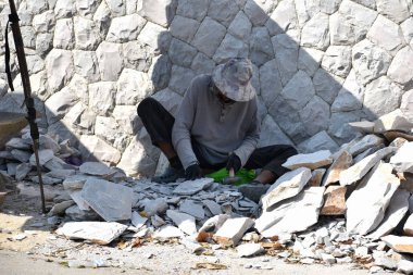 Hua Hin, Tayland. İnşaat işçileri sıcakta çalışıyorlar..
