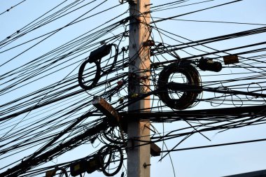 Güç hattı montajı. Elektrik kabloları olan ileti.