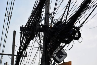 Güç hattı montajı. Elektrik kabloları olan ileti.