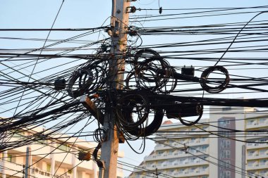 Güç hattı montajı. Elektrik kabloları olan ileti.