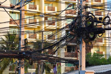 Güç hattı montajı. Elektrik kabloları olan ileti.