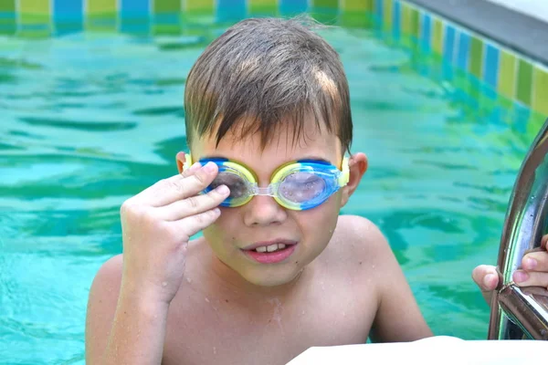 तलावामध्ये पाण्याच्या चष्मामध्ये मुलगा मुलगा. मुले पूलमध्ये पोहतात — स्टॉक फोटो, इमेज