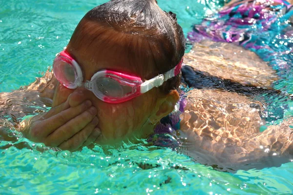 Portrait d'une fille en masque de natation. Bonne fille nage dans la piscine — Photo