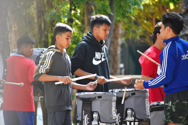 Street asian children 's orchestra.Children play the drums — стоковое фото