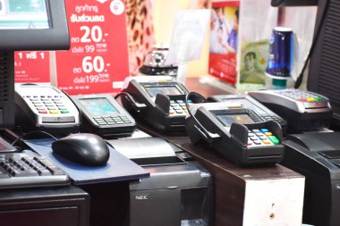 Mağazada birkaç internet terminali var. Ödeme terminali alınıyor