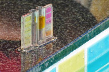 Havuzda suyun teknik denetimi.