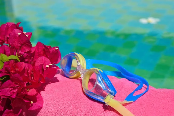 Óculos, toalhas e flores na água. Hora de verão e relaxe — Fotografia de Stock