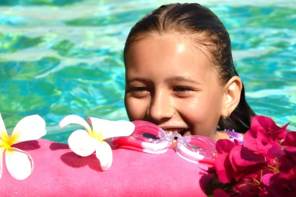 Dziewczynka lubi pływać w basenie. Relaksujące wakacje na morzu. Koncepcja spa dla ciała. — Zdjęcie stockowe