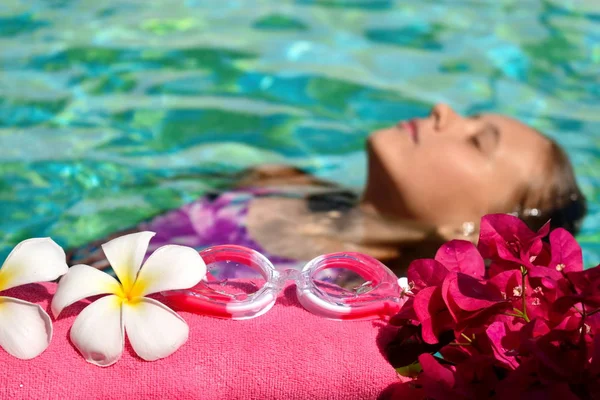 A rapariga gosta de estar na piscina. Umas férias relaxantes no mar. Conceito de spa de beleza para corpo . — Fotografia de Stock