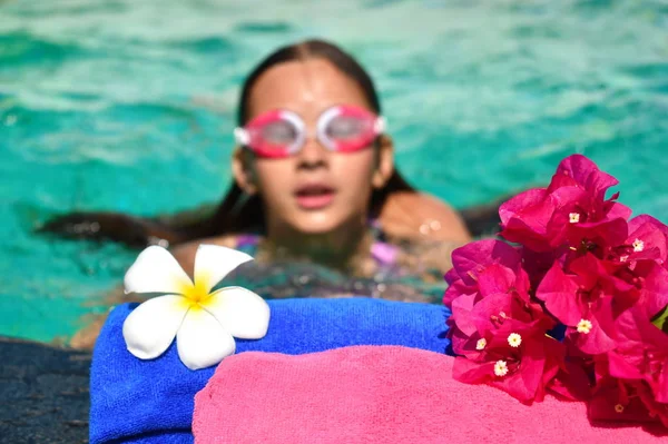 Una adolescente en vasos de agua disfruta nadando. La chica de la piscina está descansando. Concepto de vacaciones de mar con niños . —  Fotos de Stock