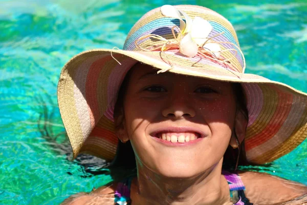 Bayi perempuan dengan topi indah di kolam renang. Potret bayi lucu dengan topi saat liburan. . — Stok Foto