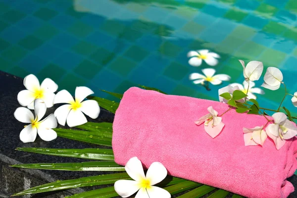 Beauty-Kurwasser. Handtücher, Palmblatt auf dem Wasser. das Konzept der Entspannung und Meditation. — Stockfoto