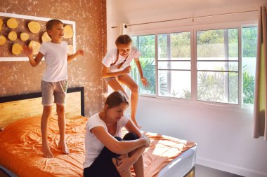 Yorgun ebeveynlik. Annem çocuklardan bunalıma girdi. Çocuklar yorgun anne