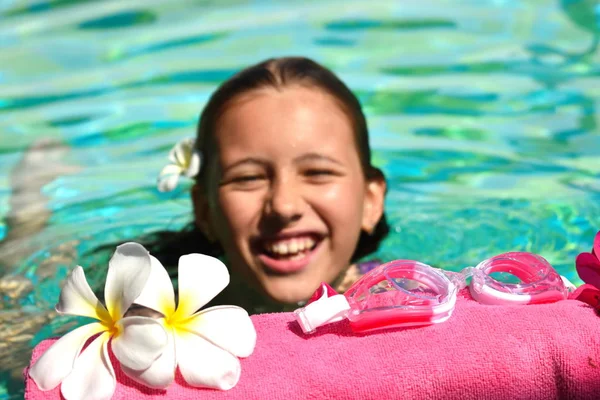 아름다운 아가씨 가 수영장에서 수영을 해요. 수영장에서의 오락. — 스톡 사진