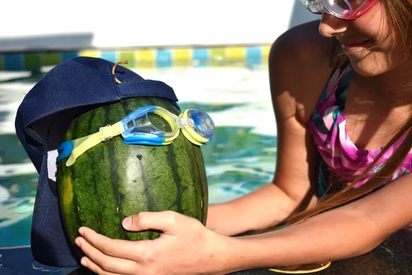 Niña con una sandía en la piscina. Funny sandía alegre —  Fotos de Stock