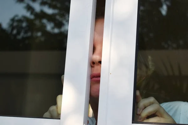 Nose in the window. The nose is pinched at the door. — Stock Photo, Image