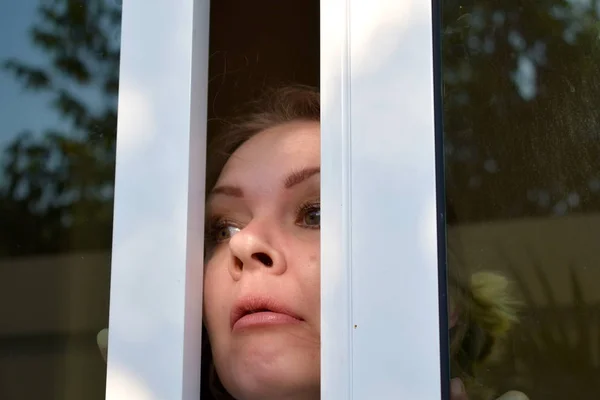 Neus in de deur. Raam geknepen neus. — Stockfoto