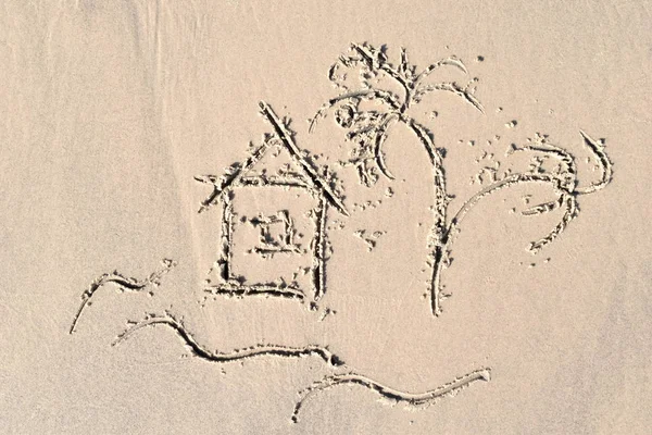 Narysować dom na piasku. Mieszkanie do wynajęcia w tropikach. Dom na plaży. — Zdjęcie stockowe