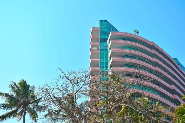 Mietwohnungen in den Tropen. Gebäude und Häuser in Asien. modernes Haus in Thailand. Wohnungen zum Verkauf in Asien. — Stockfoto