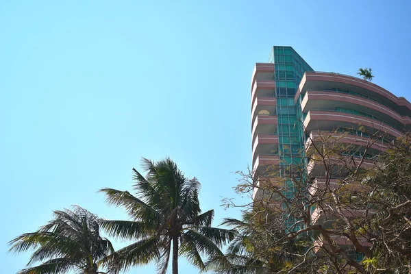 Mietwohnungen in den Tropen. Gebäude und Häuser in Asien. modernes Haus in Thailand. Wohnungen zum Verkauf in Asien. — Stockfoto