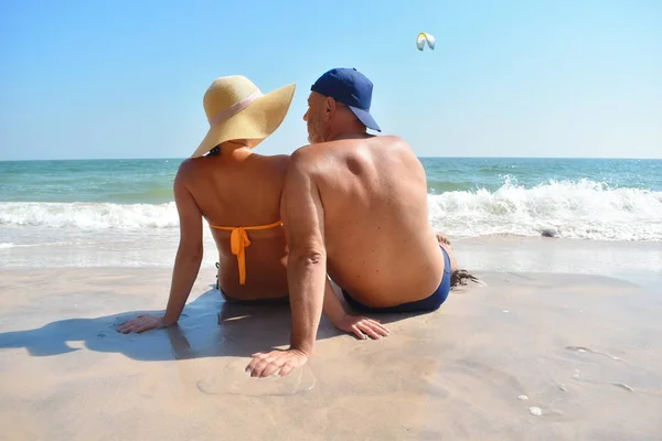 Una pareja cariñosa en la playa. Un viaje romántico juntos. Amor en la costa del mar. Belleza con un hombre rico . — Foto de Stock