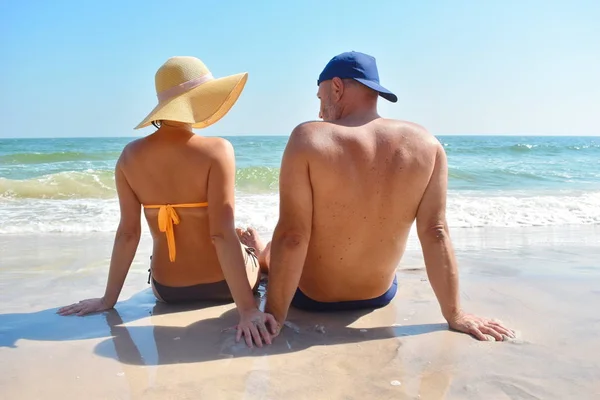 Couple aimant sur la plage. Un voyage romantique ensemble. Amour sur la côte de la mer. Beauté avec un homme riche . — Photo