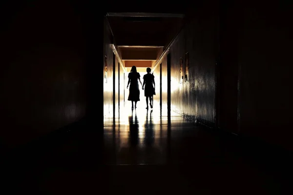 Mistyczny, tajemniczy korytarz z duchami. Przyprowadź kobietę w ciemnym korytarzu. Perfumy przerażają ludzi. Straszny dom. — Zdjęcie stockowe
