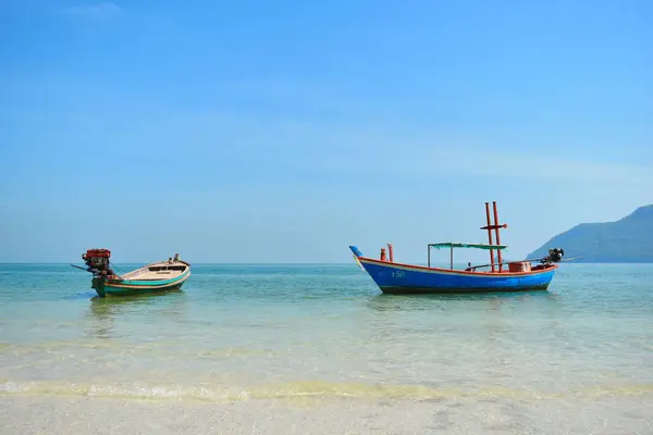 Malowniczy krajobraz z łodziami na plaży. Kolorowe drewniane statki na wodzie. Tropikalna plaża i łodzie rybackie. — Zdjęcie stockowe
