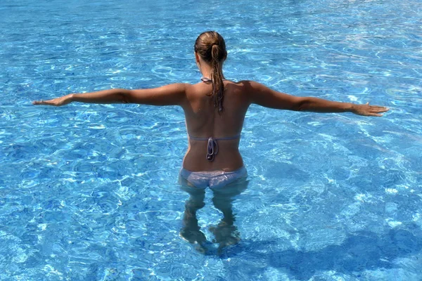 Exercício na piscina. Menina fazendo exercícios de ginástica na água. Esportes aquáticos ativos. O Aqua-fitness para mulheres . — Fotografia de Stock