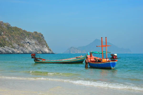 Paesaggio panoramico con barche sulla spiaggia. Navi colorate in legno sull'acqua. Spiaggia tropicale e barche da pesca . — Foto Stock