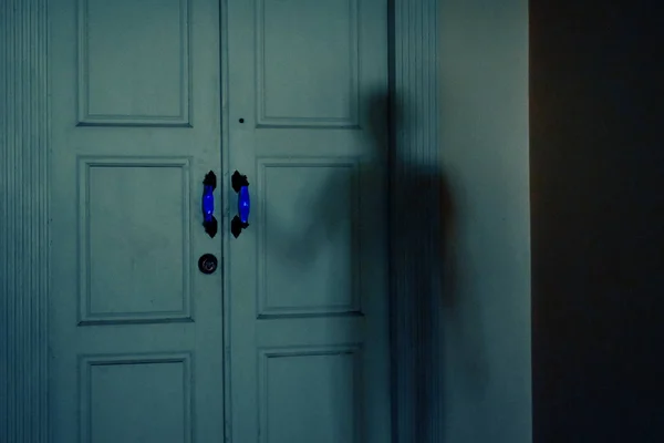 Duch przy drzwiach. Ręka trzyma klamkę. Mistyczne drzwi w nieznane. Sekret starych drzwi. Dom jest nawiedzony.. — Zdjęcie stockowe