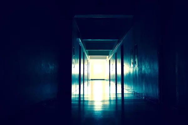 Luz ao fundo do túnel. O caminho para a vida após a morte. A vida após a morte. Um corredor escuro longo e assustador. Um fantasma no túnel — Fotografia de Stock