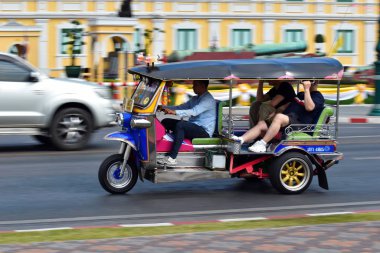 Tayland. Bangkok 'ta. Ocak 2020. Tayland 'da Ulusal Taşımacılık Tuk. Asya 'da taksi. İnsanları taşımak için makineyi açın..