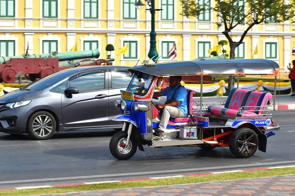 Таиланд. Бангкок. Январь 2020 года. Национальный транспортный тук в Таиланде. Такси в Азии. Открыть машину для перевозки людей . — стоковое фото