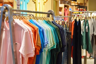 Giyim mağazası. Alışveriş merkezinde indirim var. Moda ve güzellik endüstrisi. Butikte geniş bir kıyafet seçimi var..