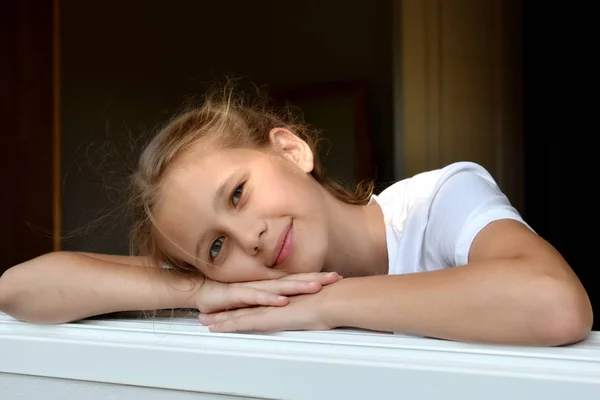 Potret seorang gadis cantik di jendela. Bayi perempuan tersenyum lembut. Selamat pagi hari baru. Gadis di jendela itu. . — Stok Foto