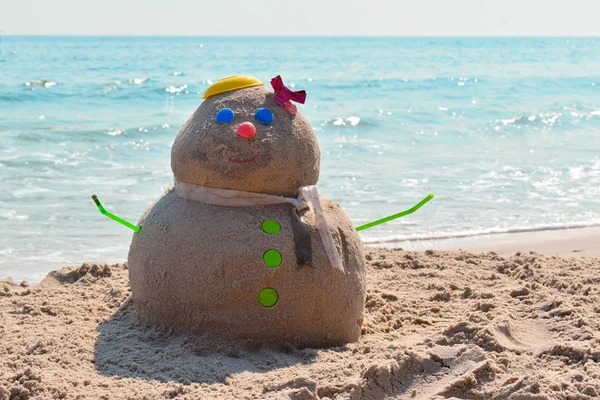 Песочный человек Новый год в тропиках. Рождество в море. Снеговик из песка на берегу. С Новым годом на острове. Мусорщик — стоковое фото
