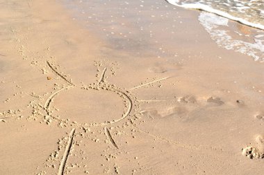 Yaz anıları. Kuma çizimler. Denizde yaz tatili. Sahilde güneşli bir yaz günü. Denizi düşlüyorum. 