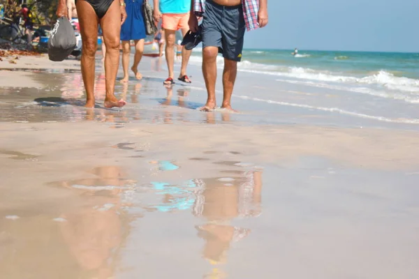 Walking legs on the beach. walks on the beach. Shore in a tropical country. Vacation in Asia. people go to the sea . — 스톡 사진