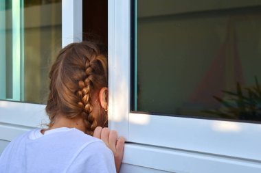 Tatlı bir kız çocuğu dikizliyor. Röntgenci güzel kız. Çocuğun sinsi bakışı. Çocuk casuslar. Saklambaç.