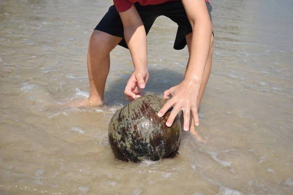Een jongetje dat in zee speelt. Kind spetterend in het water autdoor. Uw vakantie op zee. Spelen in de oceaan. — Stockfoto