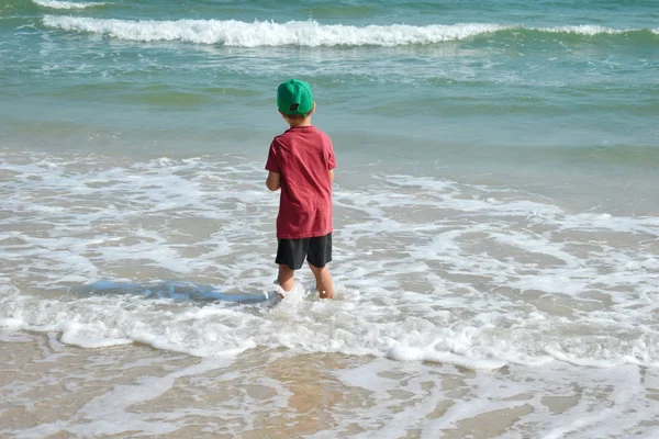 Ragazzo bambino che gioca in mare. Bambino che schizza nell'autoscala dell'acqua. Le tue vacanze al mare. Giochi nell'oceano . — Foto Stock