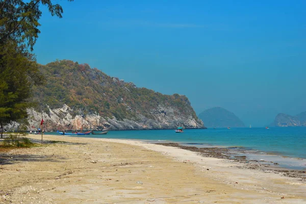 Tropikal bir tatil. Denizin geri kalanı için manzara manzarası. Yolculuk. Okyanusta tatilin zevki. Adada dinlenme. — Stok fotoğraf