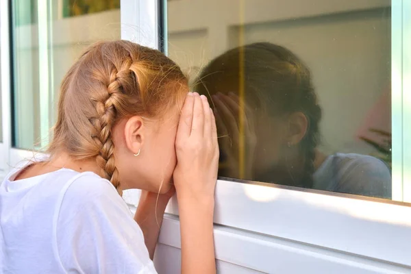 Niña linda espiando. Hermosa chica espiando. La mirada astuta del niño. El niño espía. Ocultar y buscar . — Foto de Stock