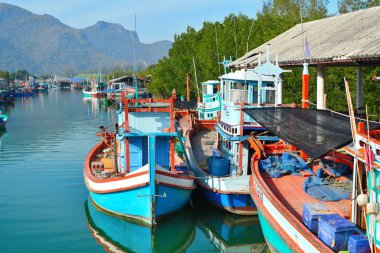 Okyanusta geleneksel ahşap gemiler. Güzel deniz manzarası. Tropikal bir tatil. Asya gezisi..