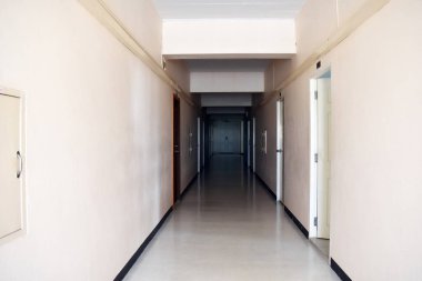 Karanlık, ürpertici koridor. Karanlık koridorun sonunu getiriyor. Korkunç siyah salon..